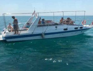 Denizde arızalan teknedeki 6 yabancı ve mürettebatı deniz polisi kurtardı