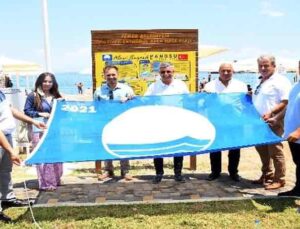 Kemer Belediyesi tarihinde ilk defa bir plajına ‘mavi bayrak’ aldı