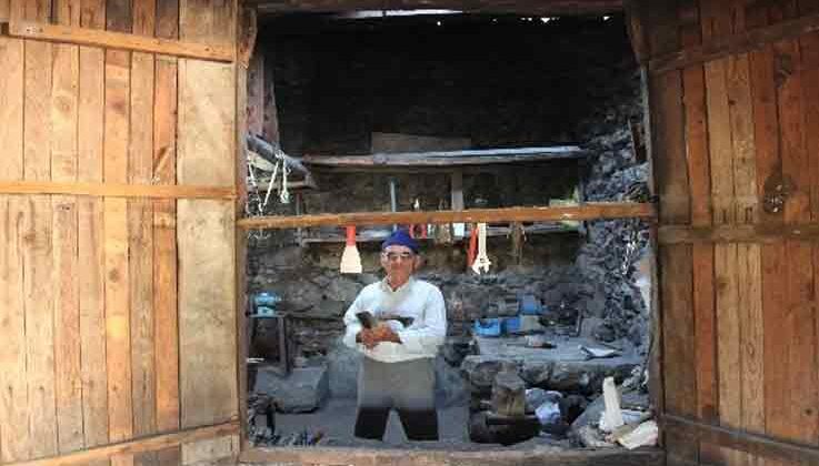 Mesleği bırakmasına rağmen her Kurban Bayramı öncesi mahallelinin bıçaklarını ücretsiz bileyliyor