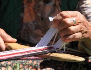 Antalya’da Yörükler kolan dokuma ve kirmen eğirme kültürünü yaşatıyor