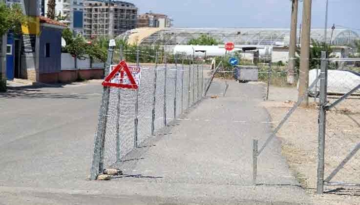 Arsasından geçen yolun bir bölümünü tel örgü ile kapattı