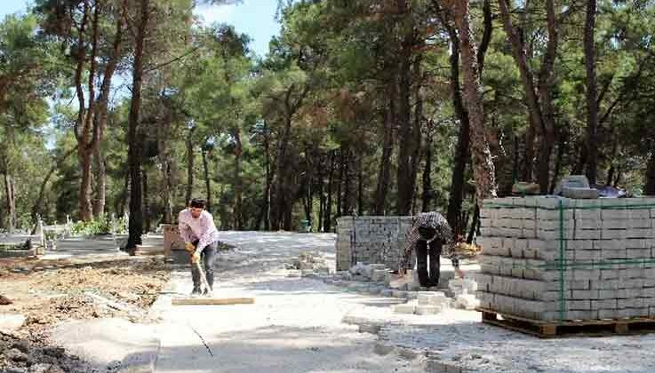 Mezarlıklarda bayram hazırlığı