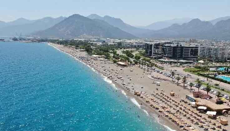 Antalya’da tatilciler sahilleri doldurmaya başladı