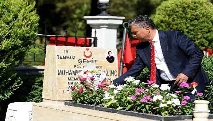 Başkan Uysal, şehit kabirlerini ziyaret edip çiçek bıraktı