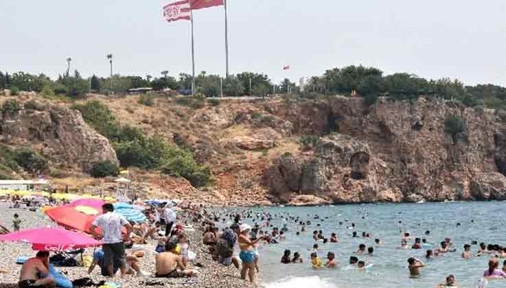 Dünyaca ünlü sahil adeta doldu taştı, sosyal mesafe unutuldu