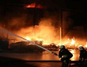 Antalya’da plastik fabrikasında yangın devam ediyor