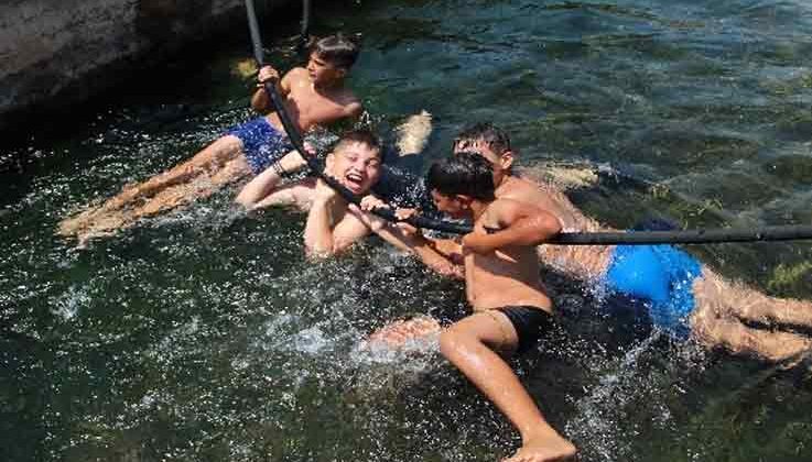 Antalya’da çocukların su parklarına alternatif serin eğlencesinde hortum önlemi