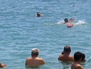 Antalya’da tatilcilerin arasında boğulma tatbikatı yapıldı