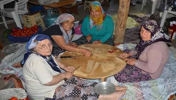 Unu süt ve yumurtayla hamur haline getirip ince ince kesiyor rüzgarda kurutuyorlar