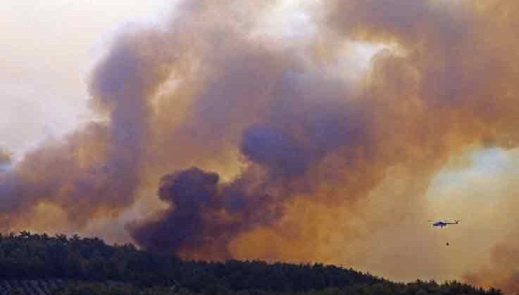 Manavgat’ta ormanlık alandaki yangına havadan ve karadan müdahale sürüyor