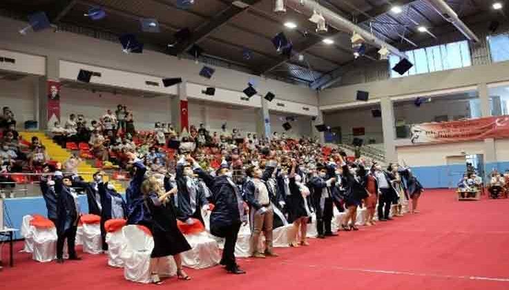 Akdeniz Üniversitesi’nin diş hekimleri mezun oldu