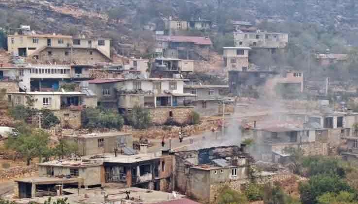 İki orman işçisinin hayatını kaybettiği mahallede alevleri söndürmek için havadan ve karadan mücadele devam ediyor