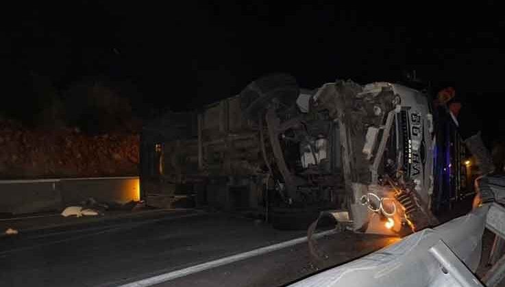 Freni boşalan kamyonun sürücüsü, araç konvoyunu görünce kamyonunu yan yatırdı