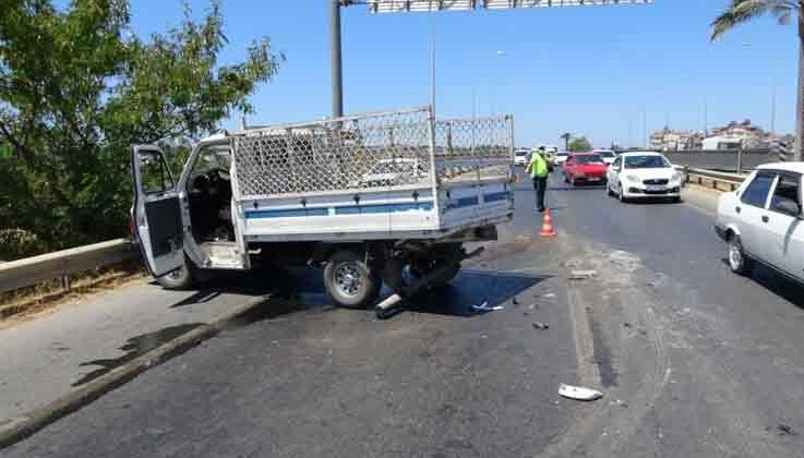 Açılan motor kaputunu hareket halinde kapatmak isterken kaza yaptı