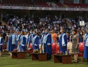 AÜ’de bin 364 öğrenci mezun oldu