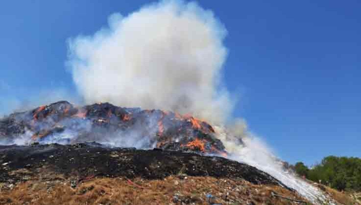 Manavgat çöp tesisinde çıkan yangın, ormanlık alana sıçramadan söndürüldü