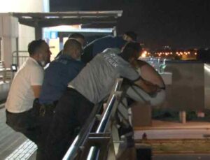 Antalya’da üst geçitteki intihar girişimi polisin hamlesiyle önlendi