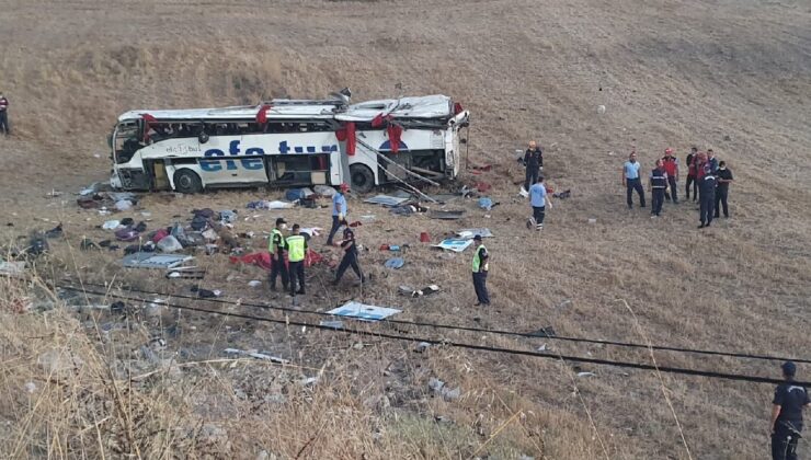 Yolcu otobüsü devrildi: Çok sayıda ölü ve yaralı var