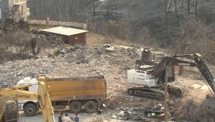 2 kişinin yanarak öldüğü Kalemler’de yanan evlerin yıkımına başlandı