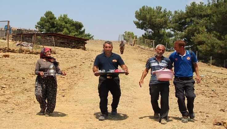 Bin 200 rakımlı yangın bölgesinde, Ayşegül teyzeden söndürme ekiplerine gönül sofrası