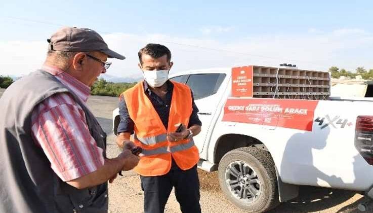 Konyaaltı Belediyesi, gezici şarj dolum aracı ile vatandaşların şarj ihtiyacını karşılıyor.