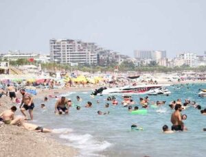 Sıcaklık 40 dereceyi buldu Antalya’da sahiller doldu taştı