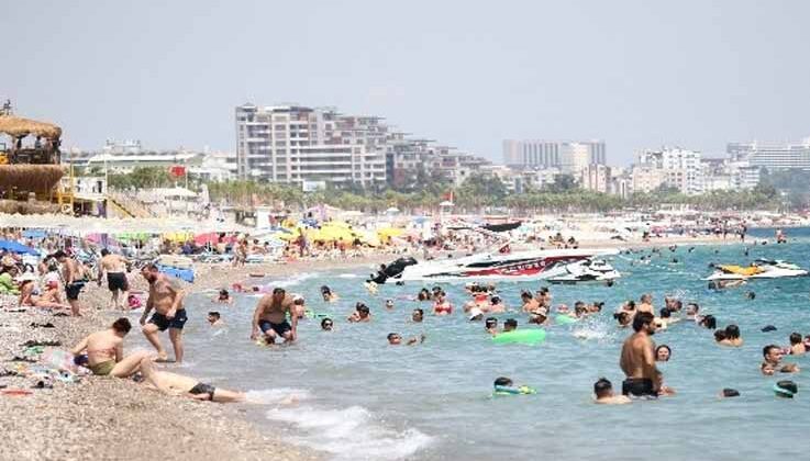 Sıcaklık 40 dereceyi buldu Antalya’da sahiller doldu taştı