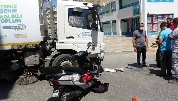 Motosiklet, belediyenin temizlik aracına çarptı: 1 yaralı