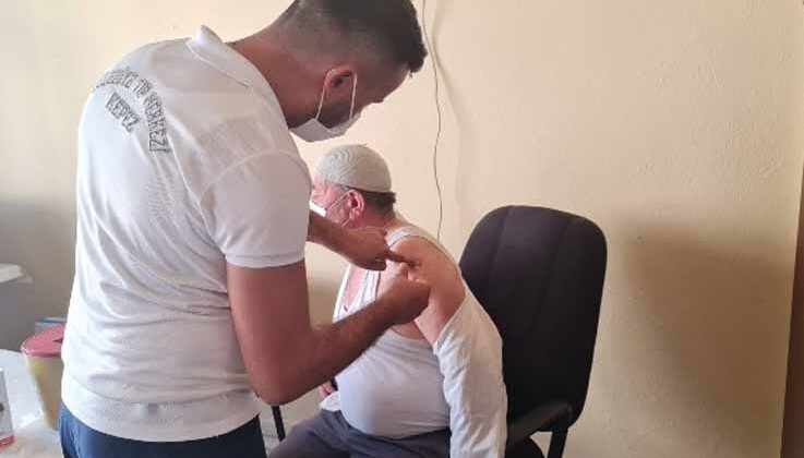 Gömbe’de kurulan mobil aşı merkezinde 715 kişi aşı oldu