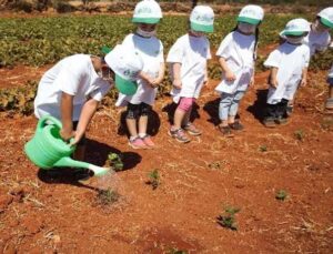 Çocuklar, Antalya Orman Çiftliğinde fidanları toprakla buluşturdu