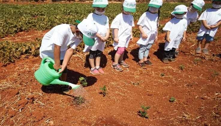Çocuklar, Antalya Orman Çiftliğinde fidanları toprakla buluşturdu