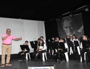 Kemer Belediyesi çocuk ve gençlik bandosu konser verdi