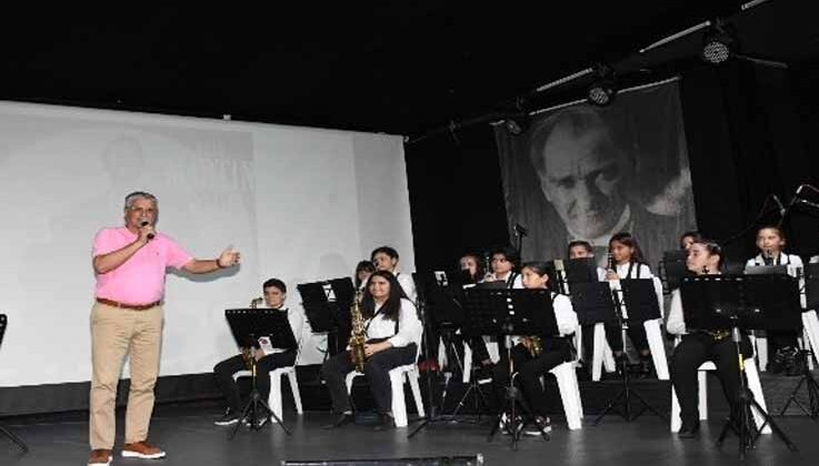 Kemer Belediyesi çocuk ve gençlik bandosu konser verdi