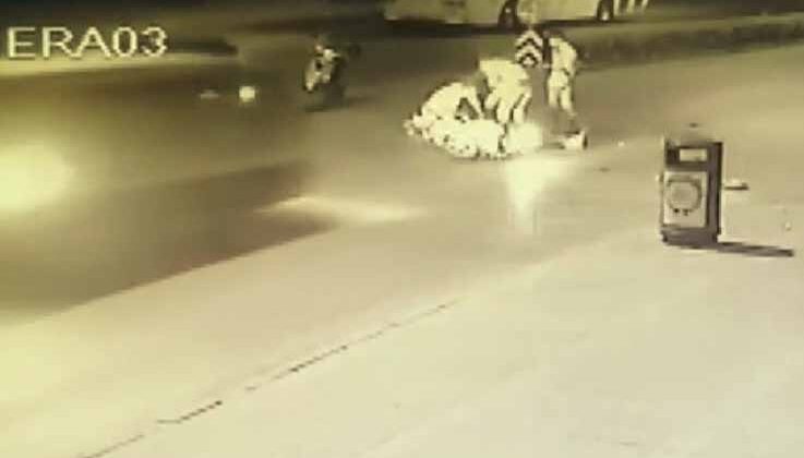 Minibüs, yerde yatan kazazedeye yardım için koşan vatandaşların arasına daldı