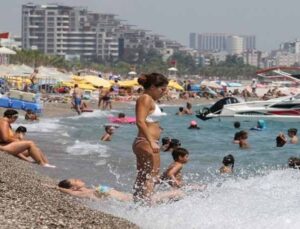 Antalya’da nem yüzde 90’a ulaştı, vatandaşlar denize akın etti