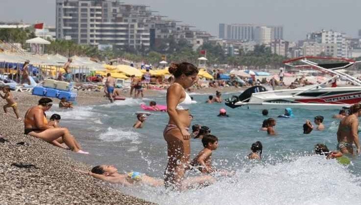 Antalya’da nem yüzde 90’a ulaştı, vatandaşlar denize akın etti