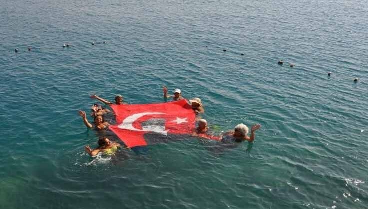Finike’de kadınlar, denizde Türk bayrağı açtı