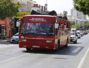 Antalya Caddelerinde mobil kortej coşkusu