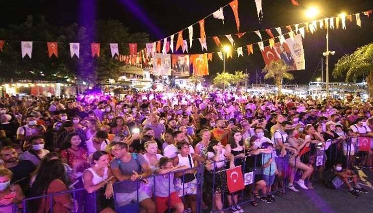 30 Ağustos Kaş’ta Taksim Trio konseri ile kutlandı