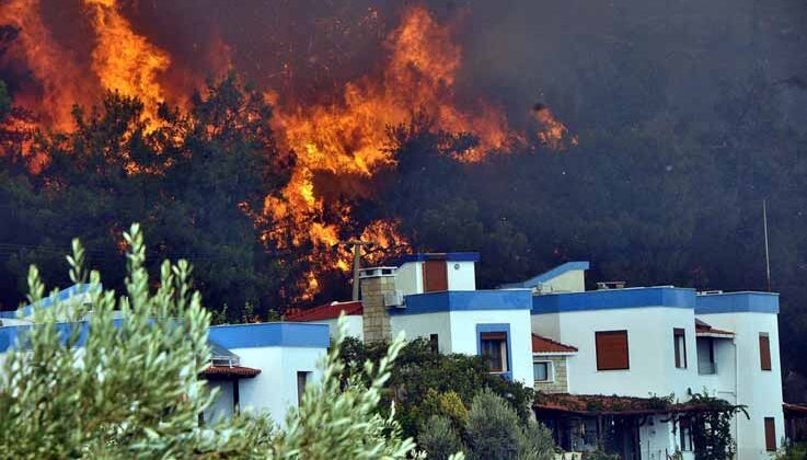 Gökova koyları yanıyor! Tatil siteleri boşaltıldı, karayolu kapatıldı