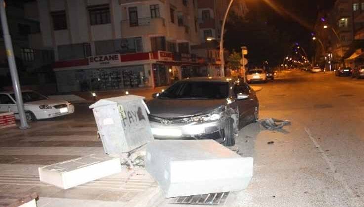 Alkollü sürücünün karıştığı kazada araçlardan biri enerji panosunu devirdi