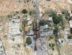 Antalya’nın 3024 rakımlı Akdağ eteklerinde bulunan Uçarsu Şelalesi kurudu