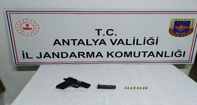 Jandarma tarafından durdurulan araçta ruhsatsız silah bulundu