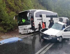 Manavgat yolcu otobüsüyle otomobil çarpıştı: 2 ölü, 2 yaralı