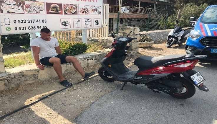 Rus turist, kiraladığı motosiklet ile patenli gence çarptı