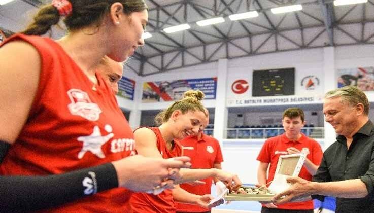 Muratpaşalı kadın voleybolcuların hedefi şampiyonluk