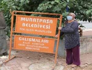 Belediye levhasını hurdacıya kaptırmayan Gülten teyzeye başkan ziyareti