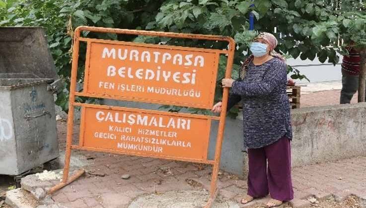 Belediye levhasını hurdacıya kaptırmayan Gülten teyzeye başkan ziyareti