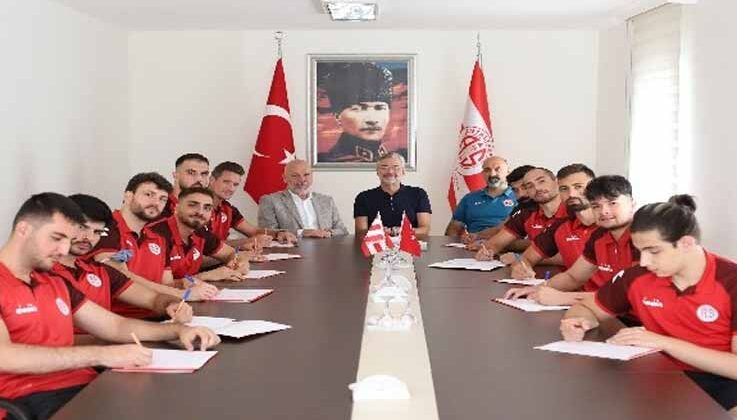 Antalyaspor hentbol takımı 11 oyuncu ile sözleşme imzaladı