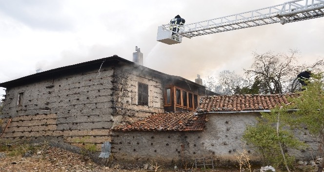 Antalya’da 150 yıllık 2 katlı tarihi düğmeli ev yandı